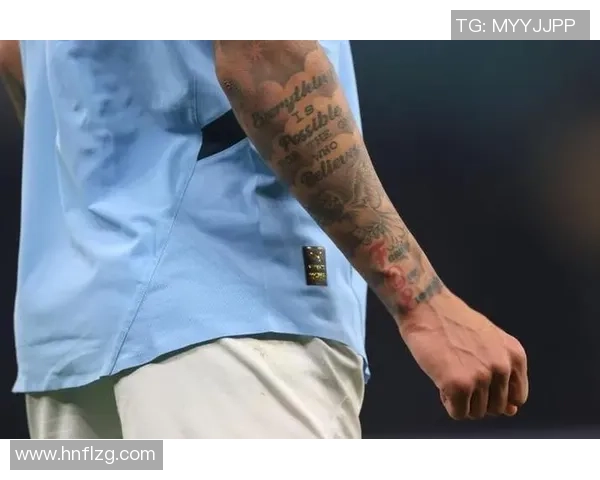 大腿纹身展现个性魅力足球明星男士的时尚选择与风格解析 大腿纹身展现个性魅力足球明星男士的时尚选择与风格解析